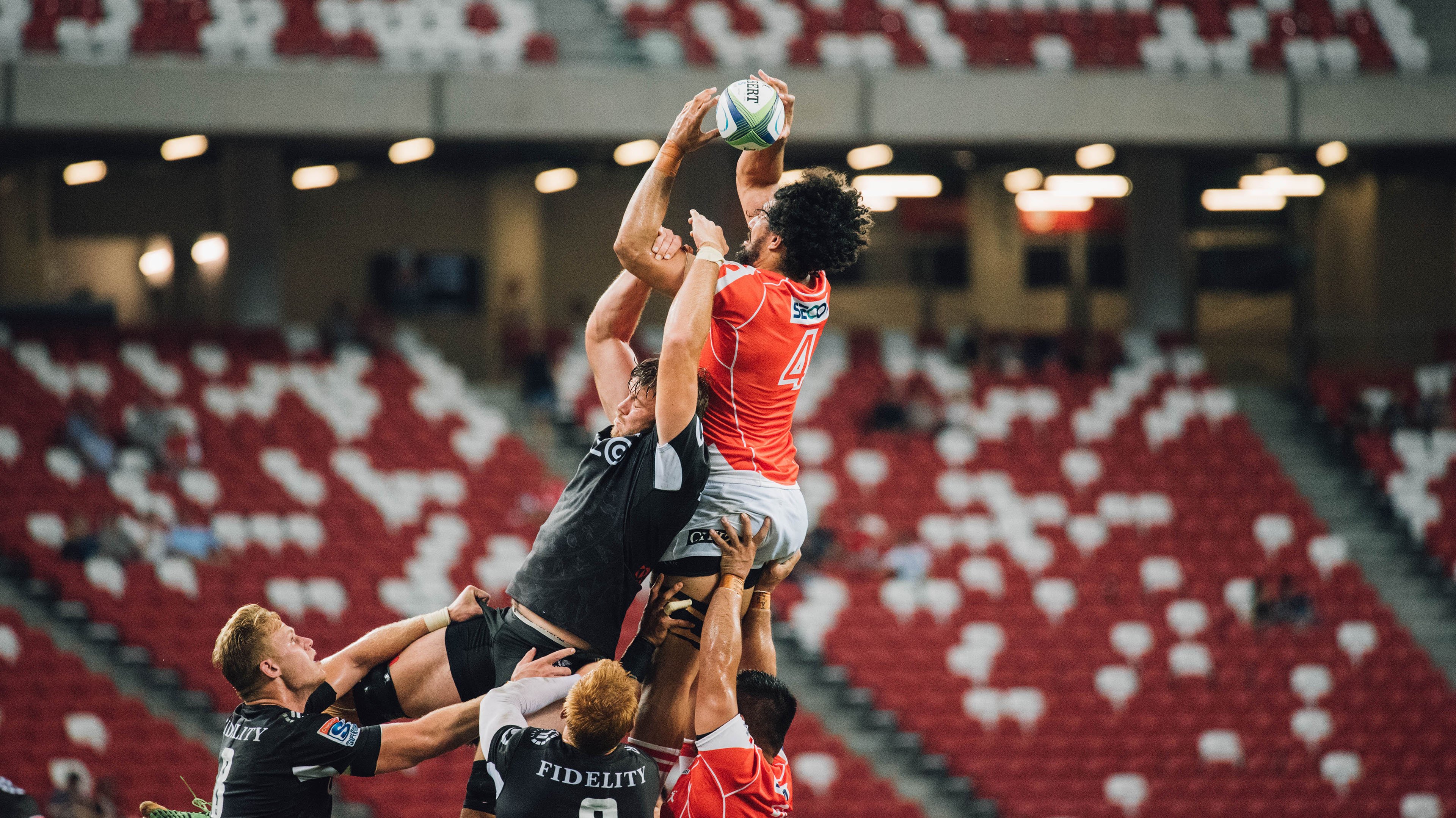 从意甲焦点战到雄鹿完胜上海队，体育世界的多元魅力与独特叙事